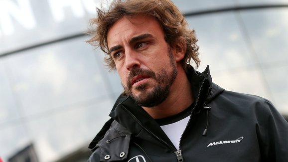 Fernando Alonso nahradí Vettela. Přestupuje k Astonu Martin