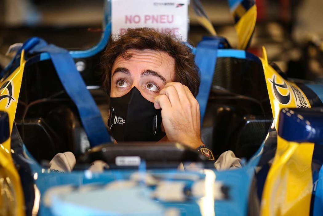 Alonso si letní pauzu užil na dovolené s přítelkyní