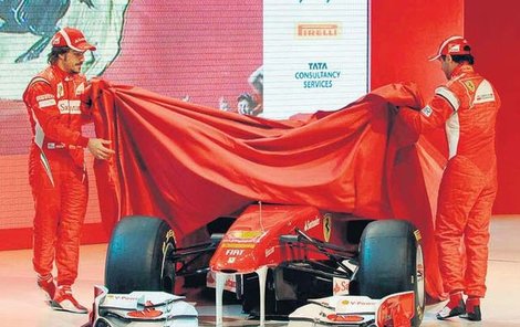 Fernando Alonso a Felipe Massa (vpravo) odkrývají nové Ferrari 150.
