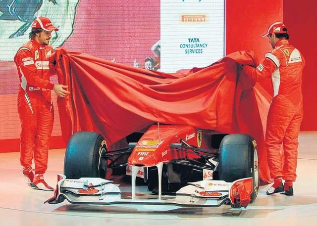 Fernando Alonso a Felipe Massa (vpravo) odkrývají nové Ferrari 150.
