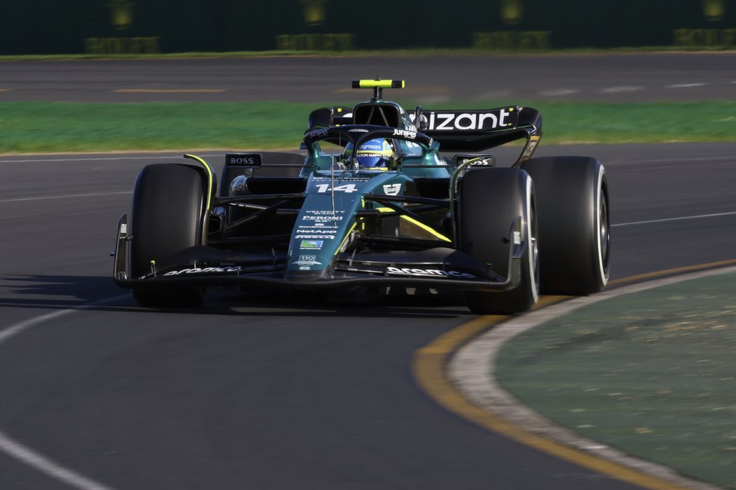 Fernando Alonso vyjíždí v monopostu Aston Martin do nové fáze života.