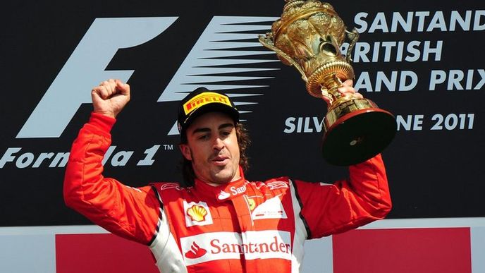 Fernando Alonso slaví vítězství.