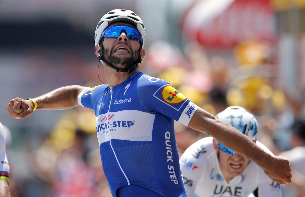 Fernando Gaviria projíždí cílem jako první letošní vítěz na Tour de France