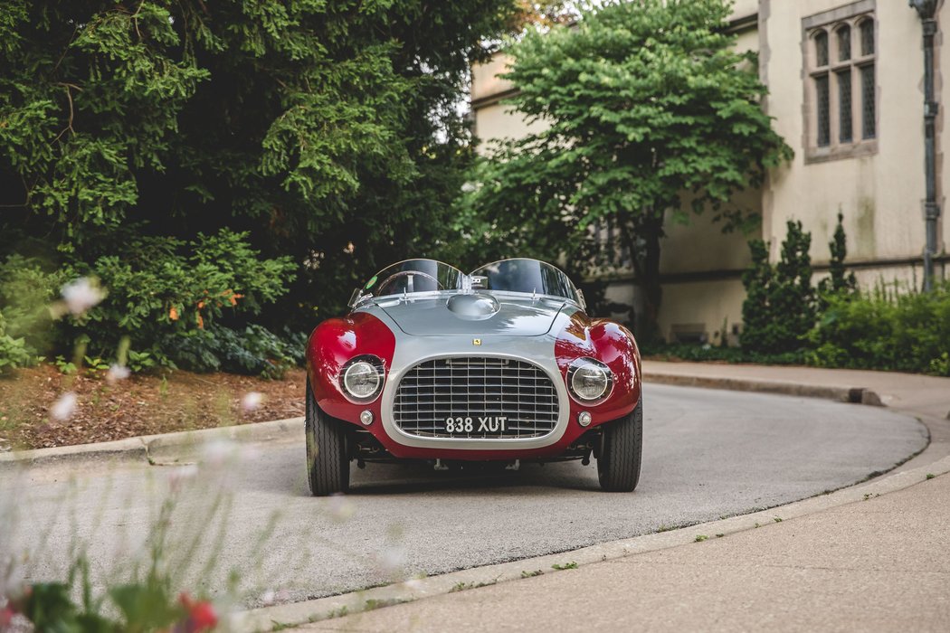 Za stejnou částku, tedy 3,855 mil. dolarů (83,86 mil. Kč), bylo vydraženo také Ferrari 166 MM Spider Series II z roku 1953.