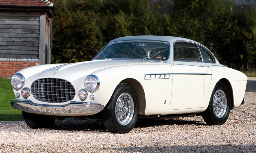 Jediný vyrobený exemplář kupé Ferrari 212 Inter s karoserií Vignale měl nezvykle tvarované nárazníky.