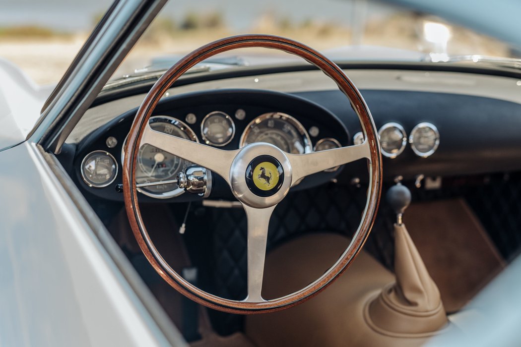 Ferrari 250 GT LWB Berlinetta Tour De France z roku 1958 bylo vydraženo za rovných šest milionů dolarů, v přepočtu 130,14 mil. Kč.