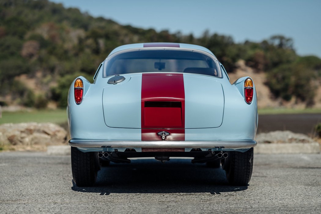 Ferrari 250 GT LWB Berlinetta Tour De France z roku 1958 bylo vydraženo za rovných šest milionů dolarů, v přepočtu 130,14 mil. Kč.