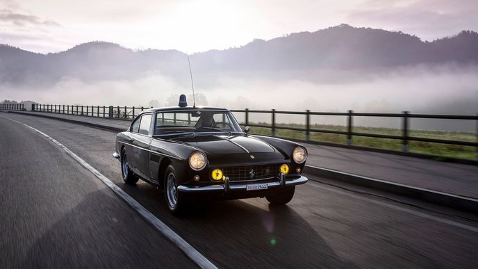 Vůz Ferrari byl označen za nejstylovější policejní auto na světě. Černé Ferrari 250 GTE z roku 1962 bylo používáno v honičkách aut italskými policisty v letech 1963-1968.