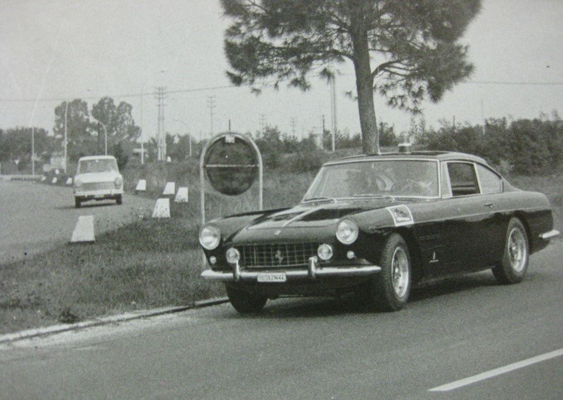 Vůz Ferrari byl označen za nejstylovější policejní auto na světě. Černé Ferrari 250 GTE z roku 1962 bylo používáno v honičkách aut italskými policisty v letech 1963-1968.