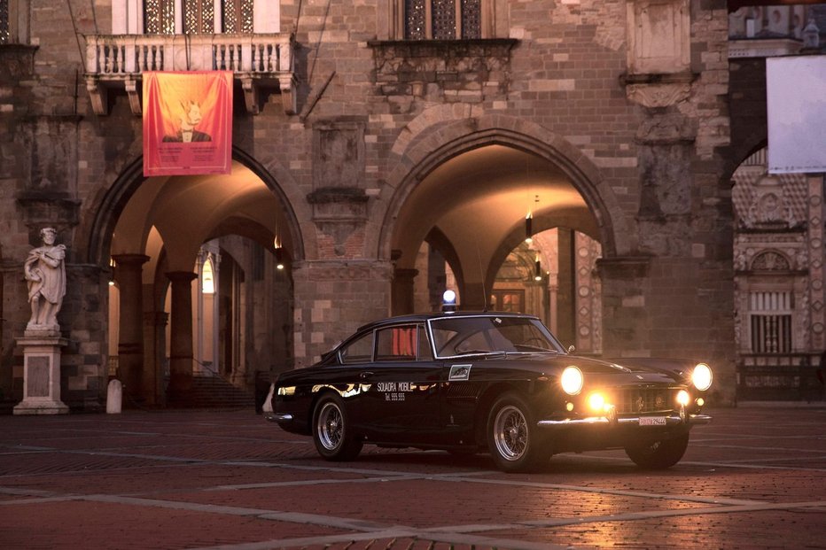 Vůz Ferrari byl označen za nejstylovější policejní auto na světě. Černé Ferrari 250 GTE z roku 1962 bylo používáno v honičkách aut italskými policisty v letech 1963-1968.
