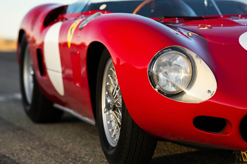 A další… Ferrari 268 SP Fantuzzi z roku 1962 bylo vydraženo za 7.705.000 dolarů, tedy asi 167,24 milionu korun.