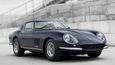 Ferrari 275 GTB/4 Scaglietti z roku 1967. Samozřejmě v perfektním stavu a s unikátní barvou karoserie.