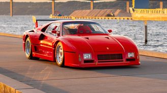 Ferrari 288 GTO Evoluzione poháněl silnější motor V8 s výkonem 659 koní. V pozměněné aerodynamické přídi byly umístěny výklopné hlavní světlomety. Ferrari 288 GTO Evoluzione poháněl silnější motor V8 s výkonem 659 koní. V pozměněné aerodynamické přídi byly umístěny výklopné hlavní světlomety.