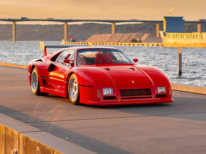 Ferrari 288 GTO Evoluzione poháněl silnější motor V8 s výkonem 659 koní. V pozměněné aerodynamické přídi byly umístěny výklopné hlavní světlomety. Ferrari 288 GTO Evoluzione poháněl silnější motor V8 s výkonem 659 koní. V pozměněné aerodynamické přídi byly umístěny výklopné hlavní světlomety.