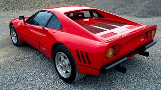 Kupé Ferrari 288 GTO mělo stejně jako 308 GTB protáhnuté střešní C sloupky a svislé zadní okno. Kupé Ferrari 288 GTO mělo stejně jako 308 GTB protáhnuté střešní C sloupky a svislé zadní okno.