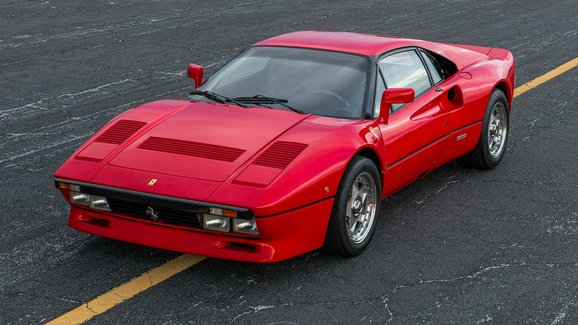 Do aukce míří krásné Ferrari 288 GTO s decentním nájezdem