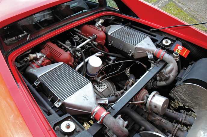 Zadní kola Ferrari 288 GTO poháněl motor V8 umístěný podélně před zadní nápravou. Zadní kola Ferrari 288 GTO poháněl motor V8 umístěný podélně před zadní nápravou.