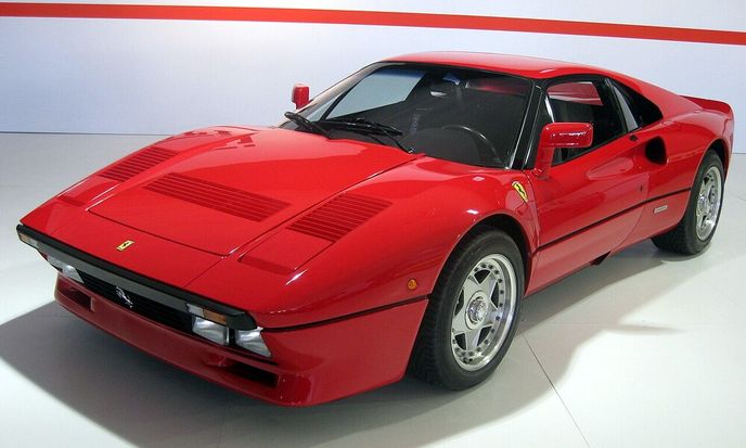 Dvoudveřové dvoumístné kupé Ferrari 288 GTO se odlišovalo od 308 GTB vyboulenými blatníky a většími spoilery. Dvoudveřové dvoumístné kupé Ferrari 288 GTO se odlišovalo od 308 GTB vyboulenými blatníky a většími spoilery.