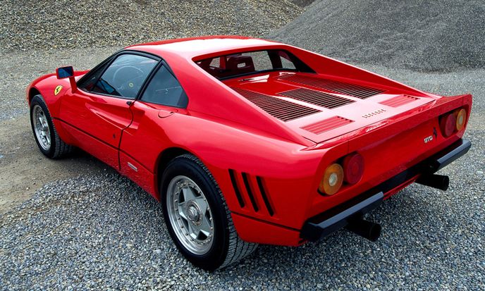 Kupé Ferrari 288 GTO mělo stejně jako 308 GTB protáhnuté střešní C sloupky a svislé zadní okno. Kupé Ferrari 288 GTO mělo stejně jako 308 GTB protáhnuté střešní C sloupky a svislé zadní okno.