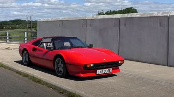 Pokrok, nebo neúcta? Tohle Ferrari 308 GTS dostalo elektrický pohon z Tesly