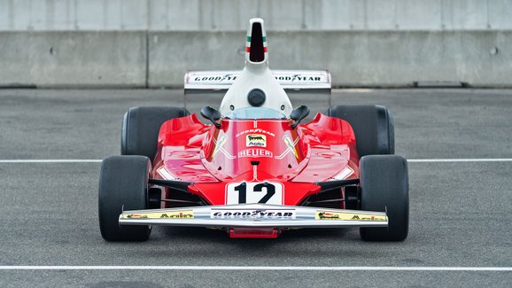 Vítězné Ferrari Nikiho Laudy míří do aukce, jeho hodnota je astronomická