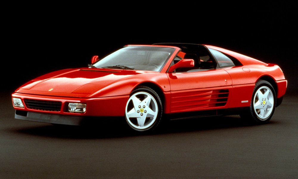 Verze Ferrari 348 TS měla odnímatelnou horní část střechy (targa) nad sedadly řidiče a spolujezdce.