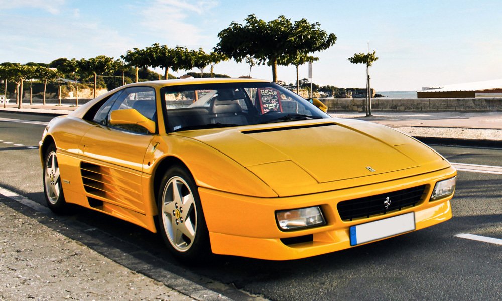 Kupé Ferrari 348 GTB z roku 1993 s motorem V8, jehož výkon byl zvýšen na 320 koní.