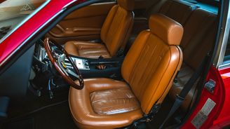 U Ferrari 400 vás jako první překvapí bohatý prostor v interiéru U Ferrari 400 vás jako první překvapí bohatý prostor v interiéru