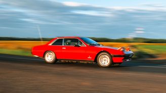 I přes svůj pokročilý věk to Ferrari 400 umí pěkně rozbalit I přes svůj pokročilý věk to Ferrari 400 umí pěkně rozbalit