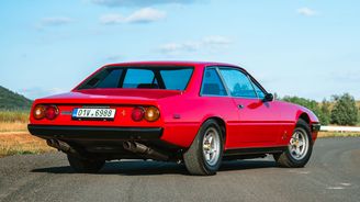 O reprodukci motoru se starají dvě dvojité koncovky výfuku O reprodukci motoru se starají dvě dvojité koncovky výfuku