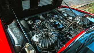 Motor 4.8 V12 z prostoru pod kapotou doslova teče. Elánu má tak akorát. Motor 4.8 V12 z prostoru pod kapotou doslova teče. Elánu má tak akorát.