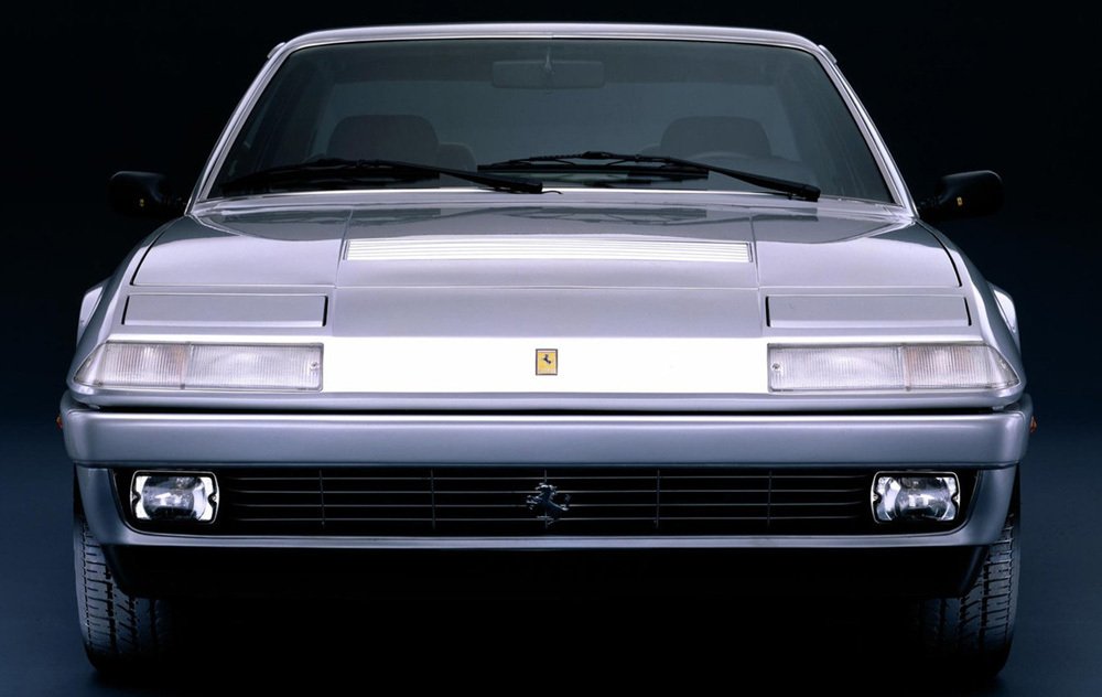 Ferrari 412 mělo nárazníky v barvě vozu, mlhovky v rozích nízké přední masky a dvojité výklopné světlomety.