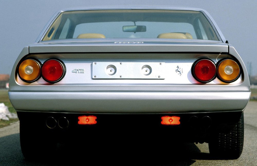 Vzadu mělo kupé Ferrari 412 čtyři kruhová koncová světla (365 jich měla šest) s černými rámečky.