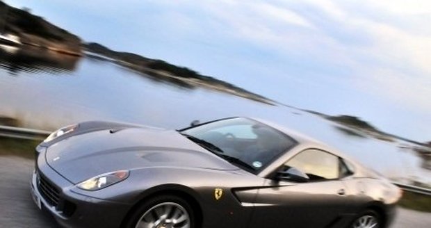 Na ženevském autosalonu se představí první hybridní Ferrari.