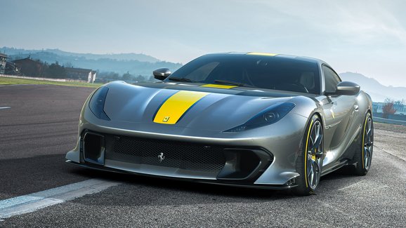 Ferrari nabízí pohled na speciální verzi modelu 812. Láká na agresivní vzhled a 830 koní