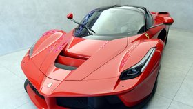 Sportovní vůz LaFerrari italské značky Ferrari, který patří k nejrychlejším i nejdražším vozům světa, nabízí k prodeji ostravský autosalon více než 72 milionů korun bez DPH.