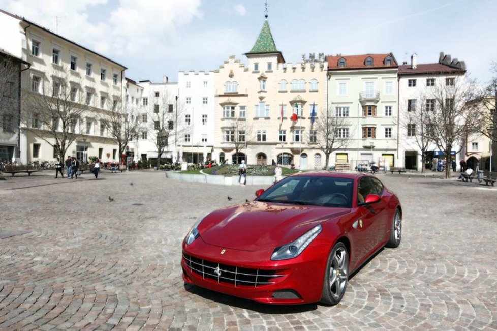 Letos vyrobila automobilka modelů Ferrari FF jen 800 kusů a jsou už vyprodané, šetřete si na příští rok.