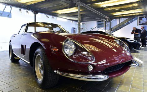 Ferrari 275 GTC  Bylo vyrobeno v roce 1966. Ve stejném roce vyhrálo závod mistrovství světa na 1000 kilometrů na německém Nürburgringu. Maximální rychlost vozu je 275 km/h.