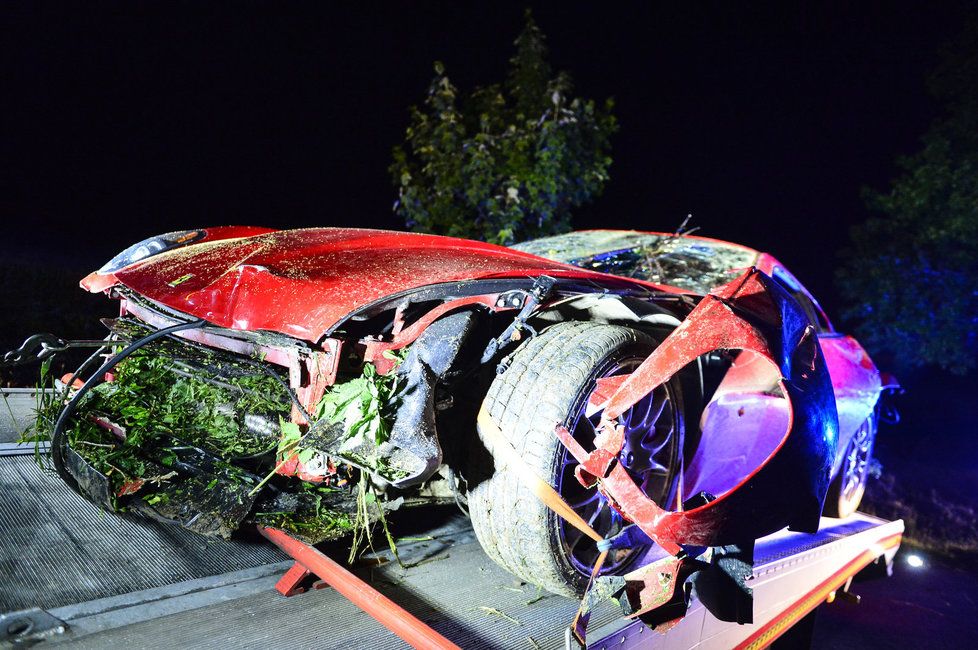 Dva mladíci rozstřelili v pondělí večer u Hostivice ferrari