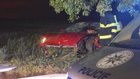 Dva mladíci rozstřelili v pondělí večer u Hostivice ferrari.