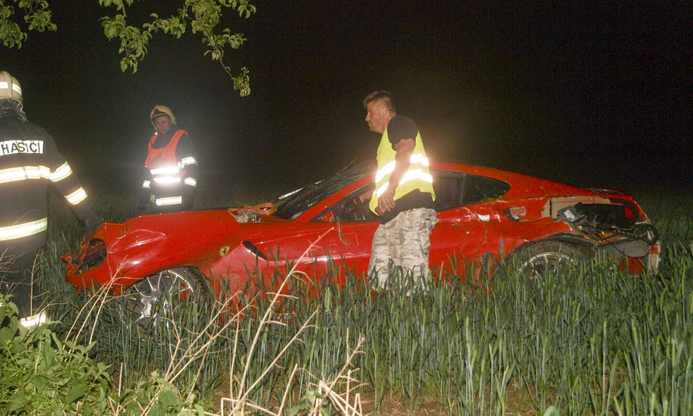 Řidiči i spolujezdci se podařilo vylézt z auta bez pomoci záchranářů