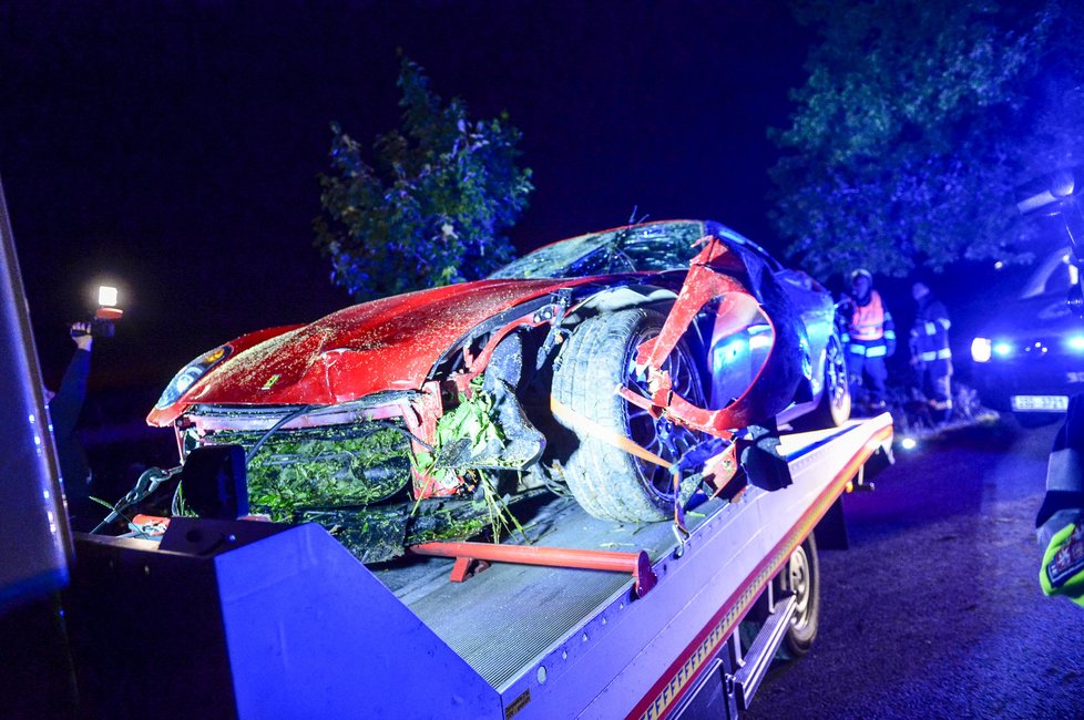 Dva mladíci rozstřelili v pondělí večer u Hostivice ferrari.