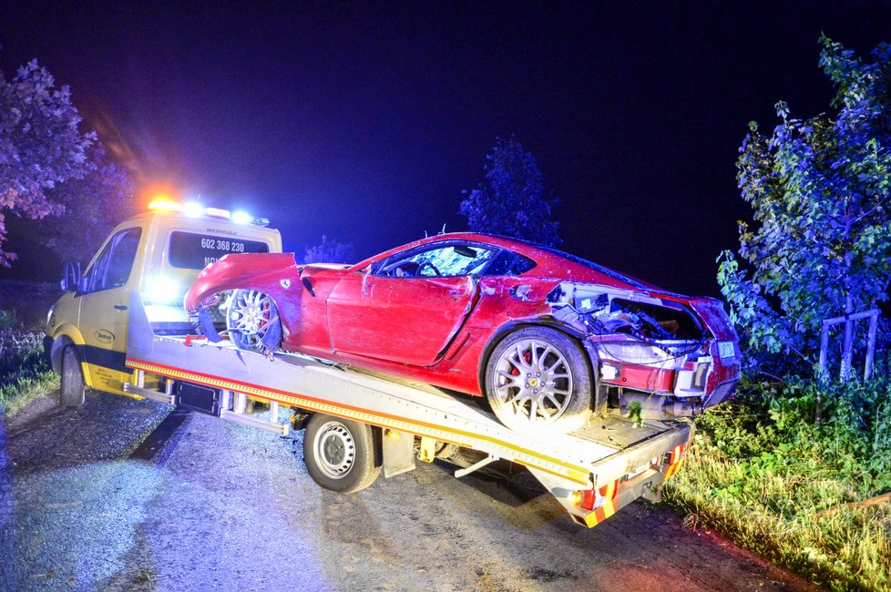 Dva mladíci rozstřelili v pondělí večer u Hostivice ferrari