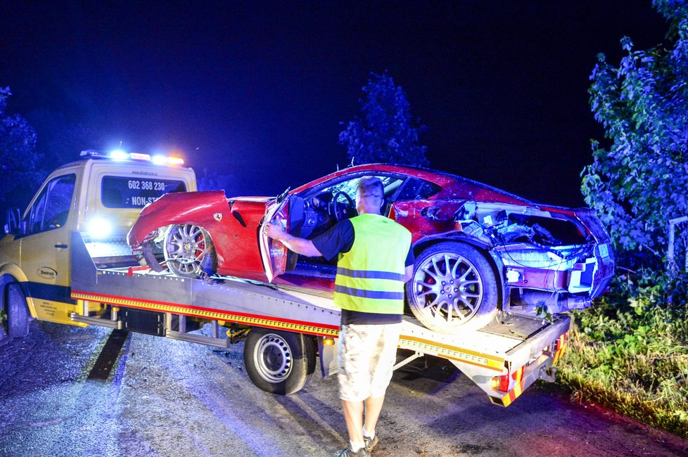 Dva mladíci rozstřelili v pondělí večer u Hostivice ferrari