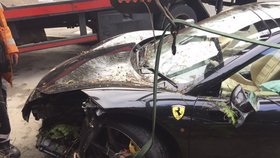 Ferrari v hodnotě téměř 6 milionů korun skončilo ve křoví.