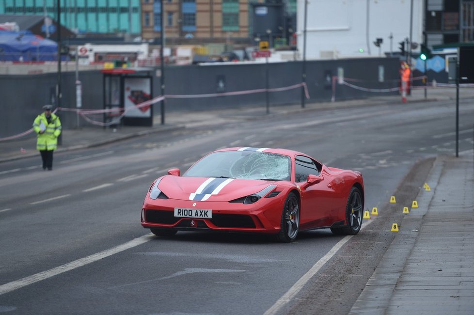 Ferrari skončilo rozbité.
