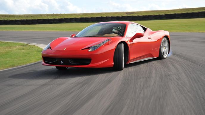 Kniha o Ferrari je dražší než běžná auta - ilustrační snímek.