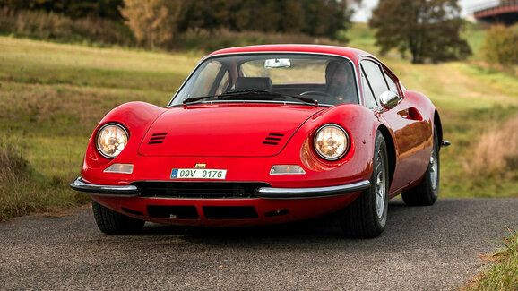 Ferrari Dino 246 GT: Vyrazili jsme na kafe s úžasnou Italkou