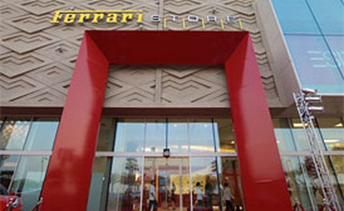 Největší značkový obchod Ferrari na světě je otevřen v Dubaji