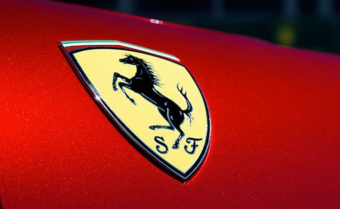 Vstup Ferrari na burzu ohodnotí firmu nejméně na 10 miliard eur